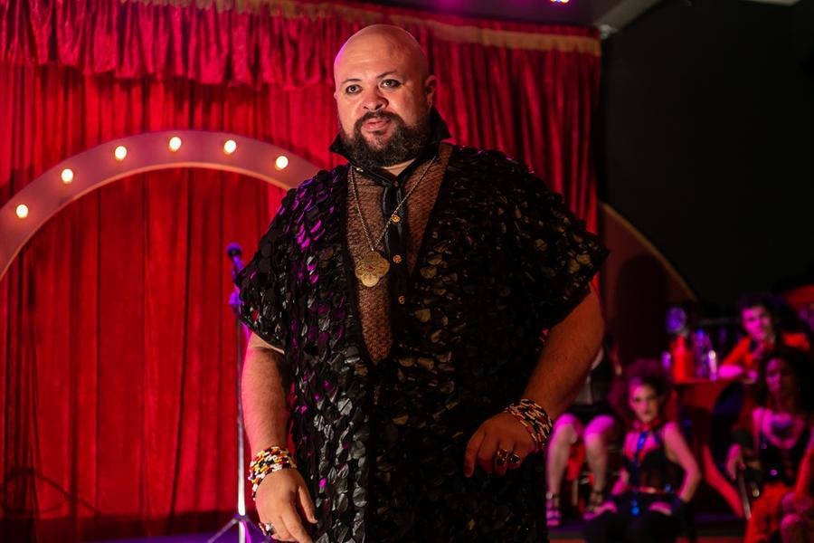 Heinz Limaverde em 'Karaokengas', show que abre a mostra da Cia R&uacute;stica