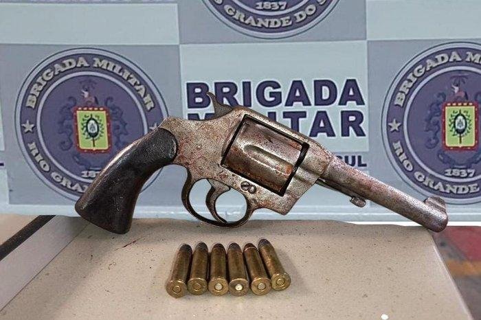 Rev&oacute;lver calibre 38 foi apreendido ap&oacute;s homem confrontar policiais militares na zona Sul