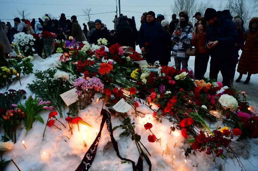 Centenas de pessoas acompanharam o funeral de Navalny