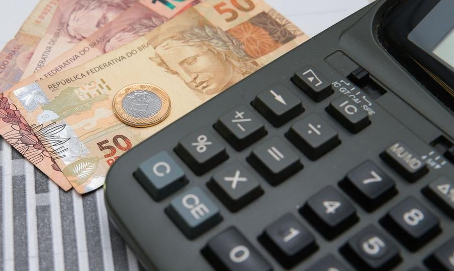 Contas b&aacute;sicas de &aacute;gua, energia e g&aacute;s podem ser quitadas de forma digital ou presencial
