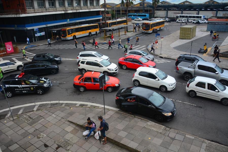 Em hor&aacute;rios de pico, grande n&uacute;mero de ve&iacute;culos e paradas para carga e descarga causam transtornos no tr&acirc;nsito pr&oacute;ximo ao Mercado P&uacute;blico de Porto Alegre