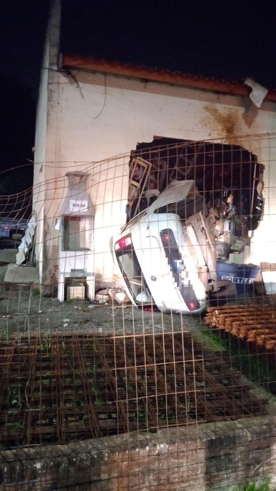 Carro s&oacute; parou ao colidir contra o pr&eacute;dio de uma loja de materiais de constru&ccedil;&atilde;o