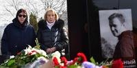 De óculos, mãe de Navalny visitou túmulo do filho