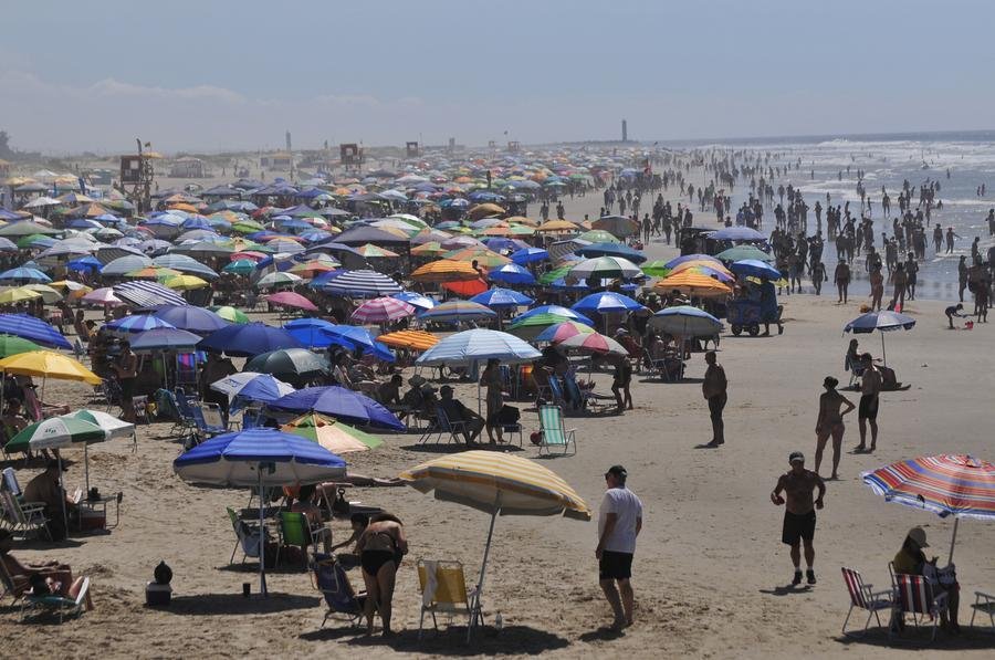 Praia de Torres recebeu centenas de banhistas