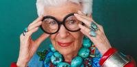 Iris era conhecida por seus óculos redondos, batom vermelho e por misturar peças  de grifes e brechó