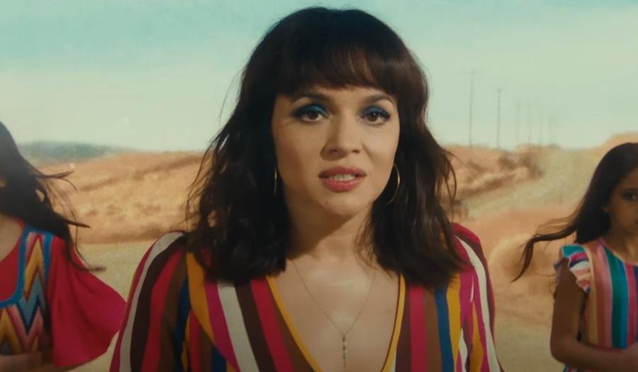 Norah Jones em imagem do clipe de 'Running'