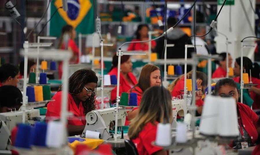 Fora do trabalho, mulheres dedicam diariamente, em m&eacute;dia, 2,4 horas a mais que os homens nas tarefas dom&eacute;sticas