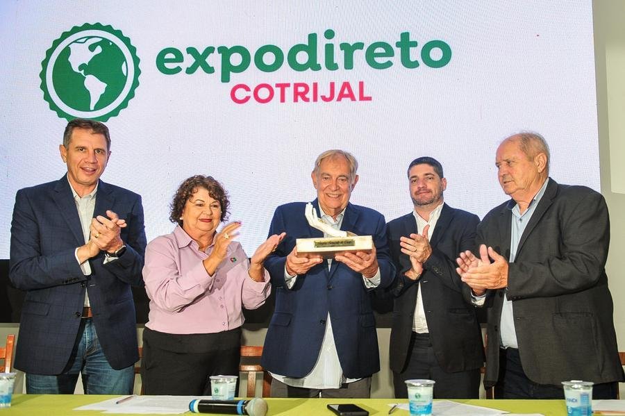 Pr&ecirc;mio Semente de Ouro 2024 &eacute; entregue para Claudio Bier