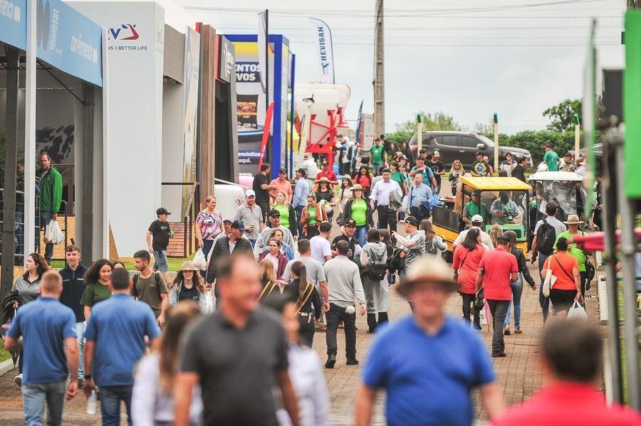 Mesmo com chuva e instabilidade, Expodireto recebe certa 35 mil pessoas no 1&deg; dia de feira.