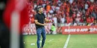 Inter contrata profissional para melhorar gramado do Beira-Rio após reclamações de Coudet