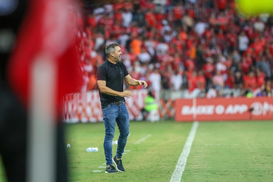 Inter contrata profissional para melhorar gramado do Beira-Rio ap&oacute;s reclama&ccedil;&otilde;es de Coudet