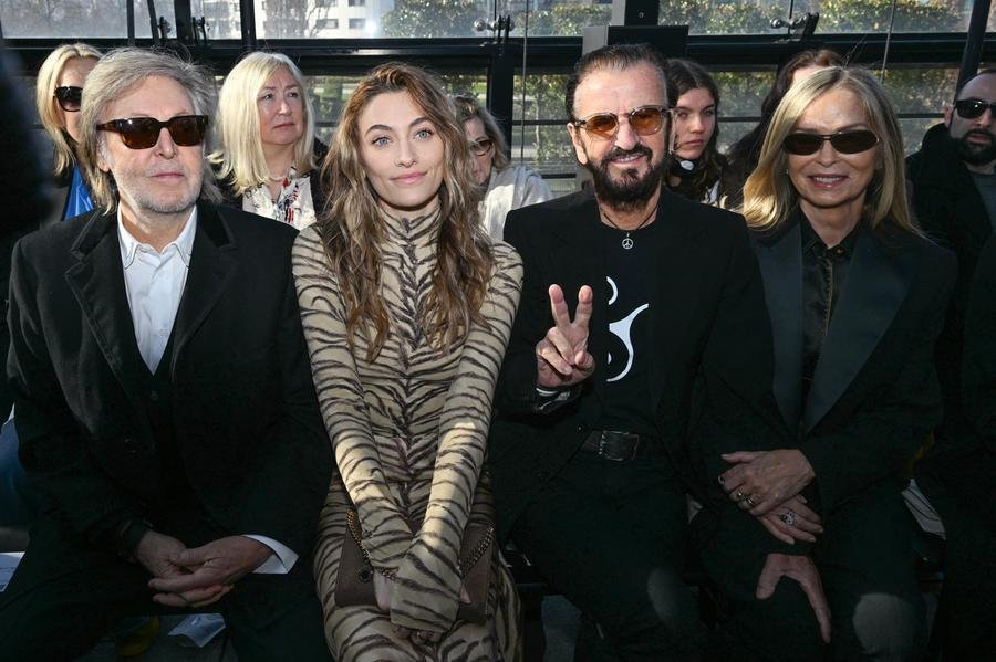 Foram conferir o desfile Paul McCartney, atriz Paris Jackson, Ringo Star e sua esposa, Barbara Bach