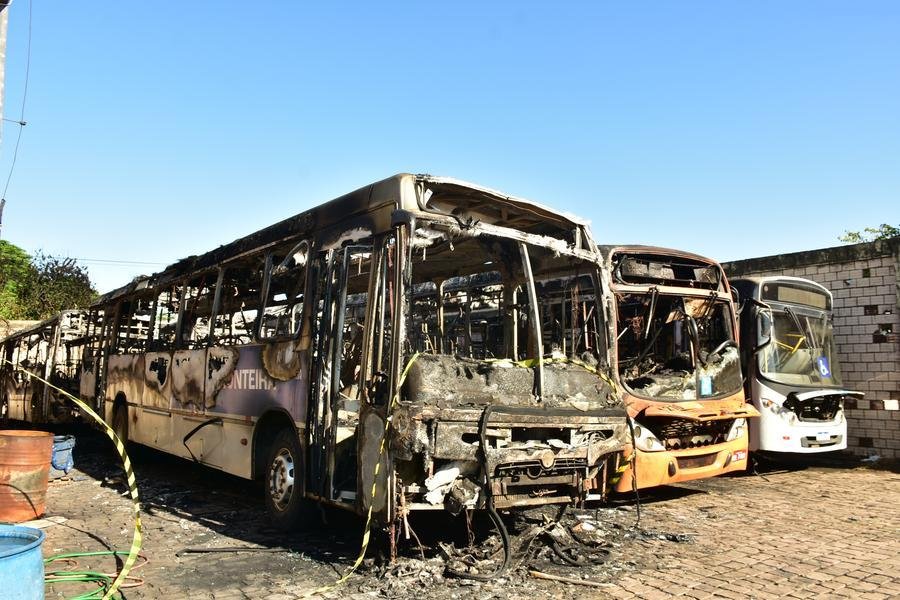 Inc&ecirc;ndio consumiu seis carros da Empresa Fronteira d'Oeste que presta o servi&ccedil;o de transporte urbano em Uruguaiana