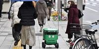 Robô entregador transita por Tóquio