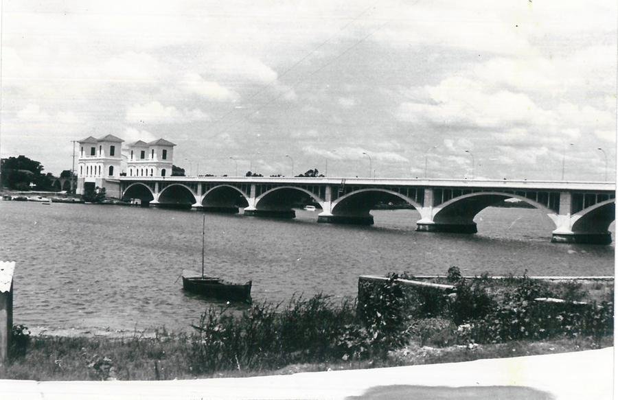Ponte sobre o rio Jaguar&atilde;o