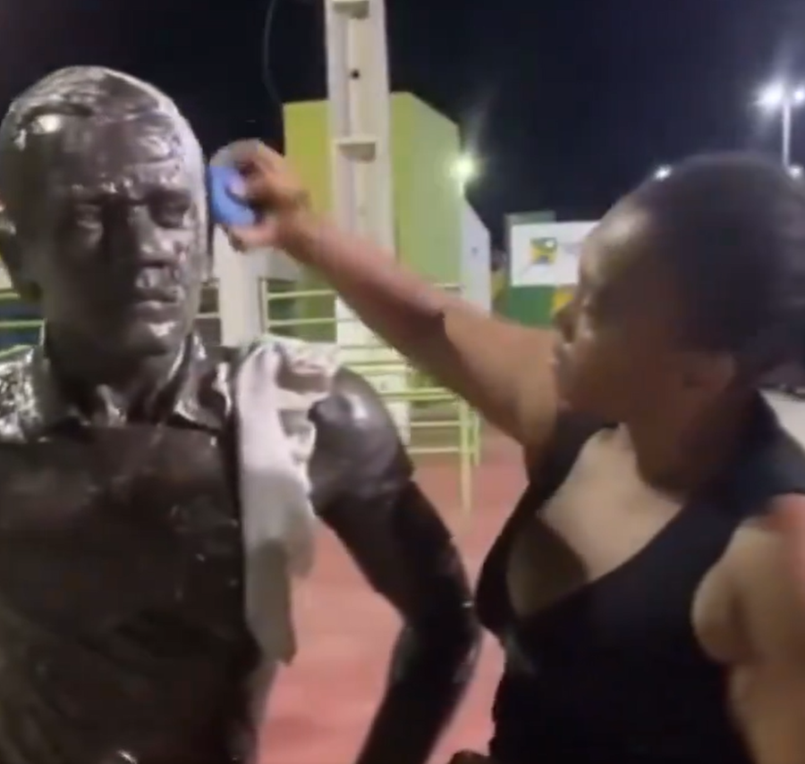 Mulher que limpou a est&aacute;tua com detergente se identifica como Ana L&uacute;cia e alega ser prima de Daniel Alves