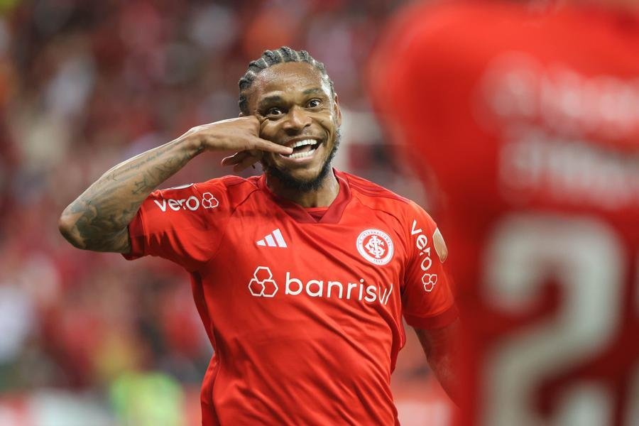 Ex-Inter, Luiz Adriano &eacute; anunciado pelo Vit&oacute;ria