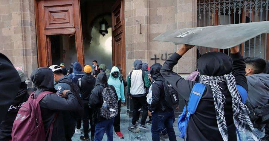 Manifestantes derriban puerta del palacio presidencial en México;  mira el video