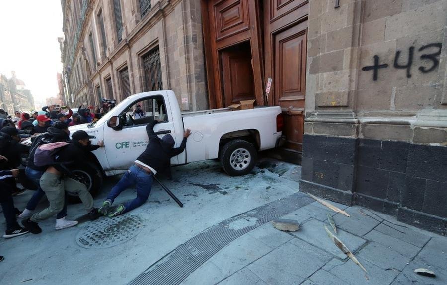 Pessoas encapuzadas derrubaram porta do Pal&aacute;cio Nacional enquanto presidente participava de coletiva de imprensa