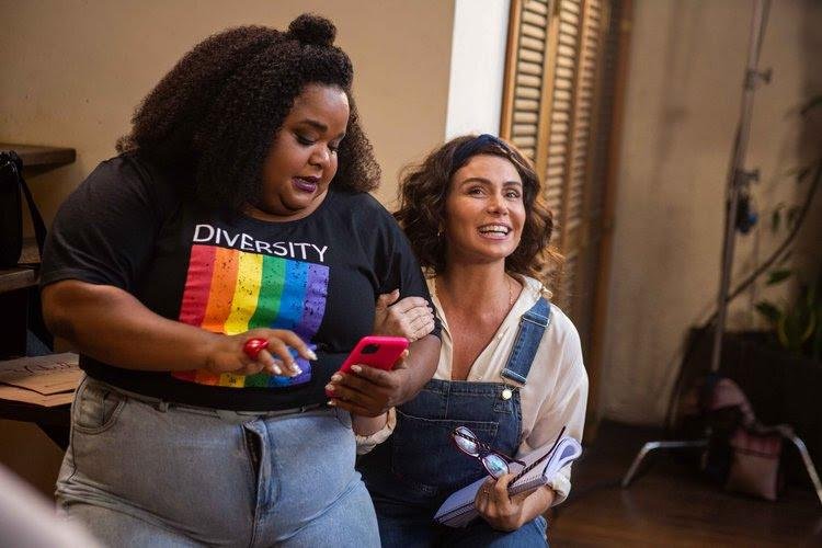 A quarentona separada Beatriz (Giovanna Antonelli) acha conforto sempre na bem-humorada amiga Dora (Polly Marinho)