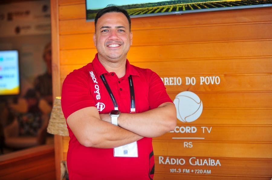 Subst&acirc;ncia anti inc&ecirc;ncio &eacute; composta por um encapsulador de hidrocarboneto, fluido biodegrad&aacute;vel que &eacute; lan&ccedil;ada ao solo dilu&iacute;do em &aacute;gua