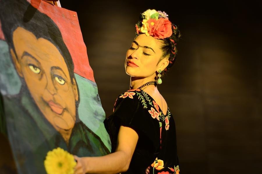 Ju&ccedil;ara Gaspar na pe&ccedil;a teatral 'Frida Kahlo, &agrave; Revolu&ccedil;&atilde;o'