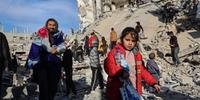 Desastrosa situação humanitária na Faixa de Gaza levou diversos países árabes e ocidentais a iniciarem lançamentos aéreos de ajuda humanitária.