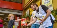 Pequeno Matheus fez questão de entregar um alimento para os voluntários em frente ao supermercado Asun da Cidade Baixa, em Porto Alegre