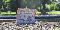 Frequentadores espalharam cartazes nas floreiras do Parque Farroupilha