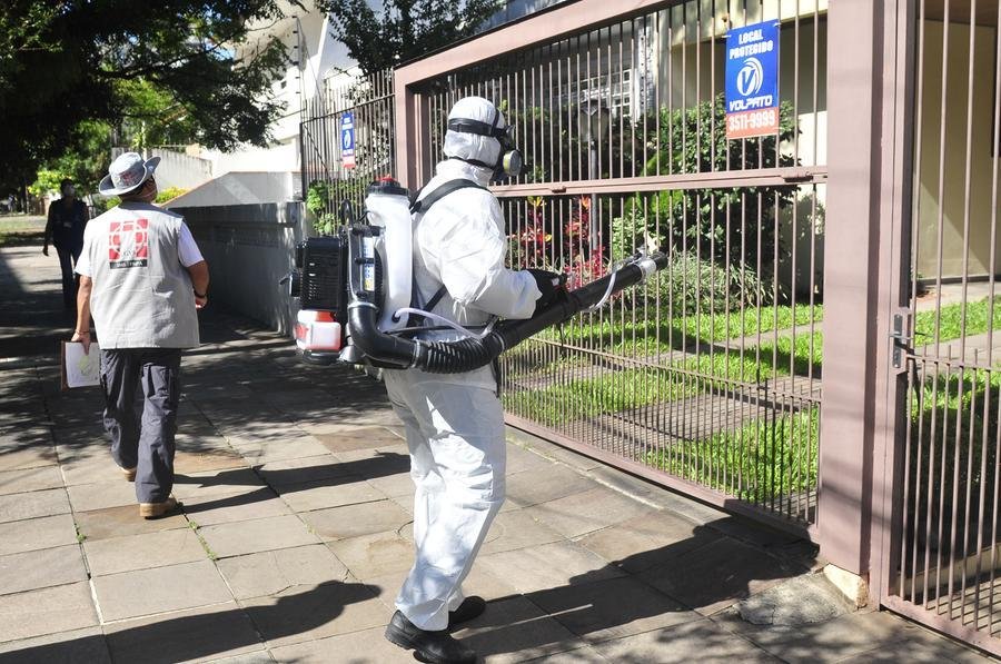 A aplica&ccedil;&atilde;o de inseticida elimina os mosquitos adultos que est&atilde;o voando no momento da aplica&ccedil;&atilde;o, n&atilde;o elimina ovos e larvas