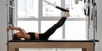 Prática de pilates apresenta uma série de benefícios que vão além da atividade física convencional