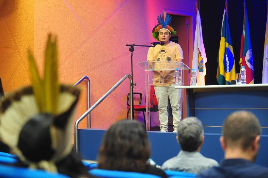 Junior Hekurari Yanomami palestrou ao p&uacute;blico que tinha, inclusive, representantes ind&iacute;genas do RS