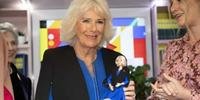 A rainha de 75 anos e a boneca, da marca americana de brinquedos Mattel, usavam um vestido azul idêntico e o mesmo casaco e botas pretas