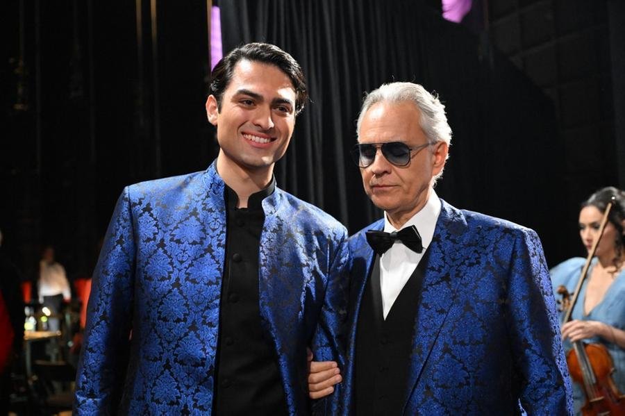 Andrea Bocelli  e o filho Matteo Bocelli durante cerim&ocirc;nia do Oscar, quando fizeram participa&ccedil;&atilde;o especial