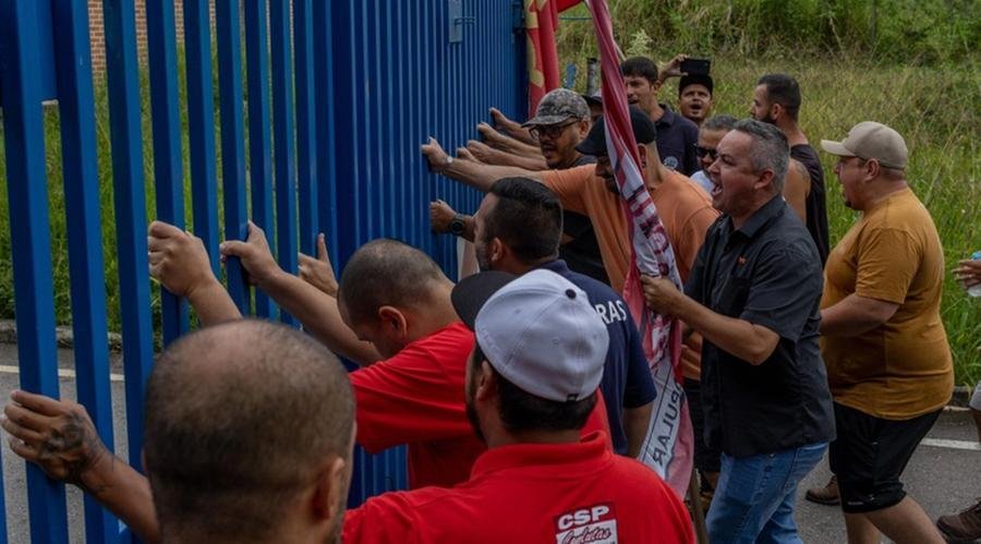 Trabalhadores pretendem permanecer no p&aacute;tio at&eacute; que a empresa ofere&ccedil;a uma solu&ccedil;&atilde;o para o problema