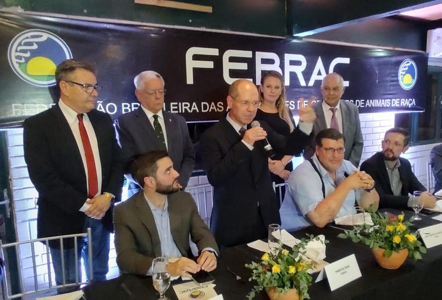 Novo presidente da entidade, Marcos Tang (ao centro), disse que sua gest&atilde;o ser&aacute; pautada pela a&ccedil;&atilde;o