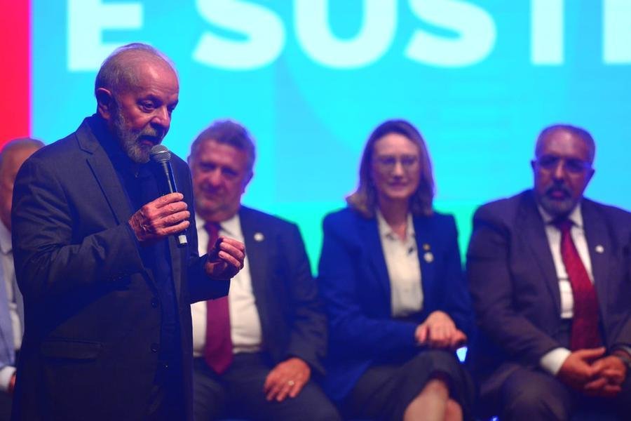 Lula discursou ao longo de 35 minutos no palco do Teatro da Fiergs