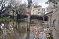 Em setembro de 2023, a rua Ismael Chaves Barcelos, no bairro Praia de Belas, registrou forte alagamento em função do retorno da rede pluvial