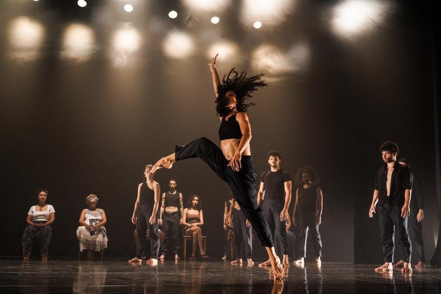 A coreografia &ldquo;&Aacute;rea Suspensa&rdquo; ser&aacute; apresentada neste domingo no Teatro Renascen&ccedil;a