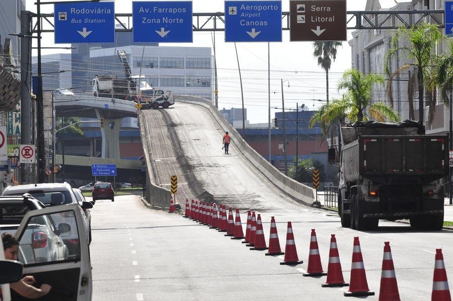 Servi&ccedil;os de pavimenta&ccedil;&atilde;o bloqueiam sa&iacute;da de Porto Alegre pelo viaduto da avenida J&uacute;lio de Castilhos