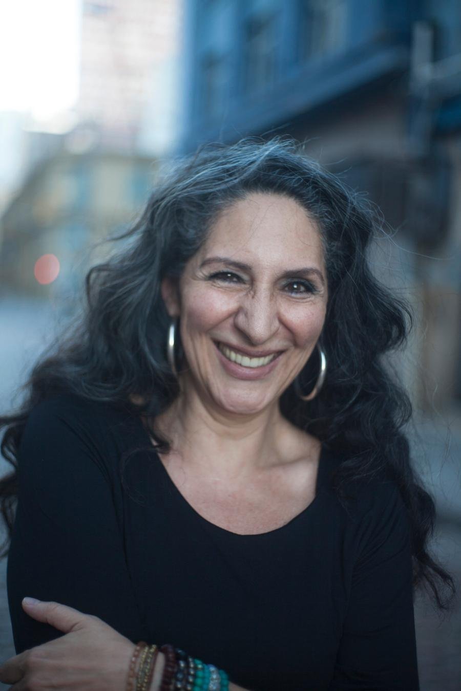 Katia Suman comanda a festa '50 +' no Ocidente ao som de brasilidades, pop e rock&rsquo;n roll