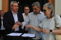 Prefeitura de Porto Alegre assina contrato com empresa especializada na coleta de vidro.