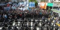 Confrontos nos acessos a Buenos Aires deixaram manifestantes, jornalistas e efetivos feridos