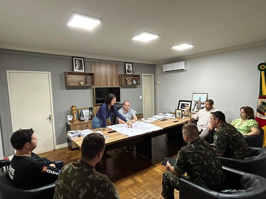 Reuni&atilde;o entre o prefeito Bonotto, militares e autoridades sanit&aacute;rias de S&atilde;o Borja