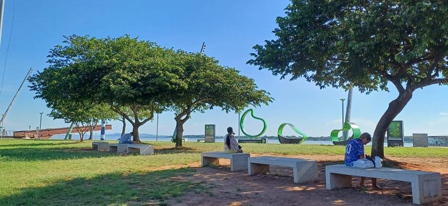 No Trecho 1 da Orla do Gua&iacute;ba, a sensa&ccedil;&atilde;o de calor escaldante fez as poucas pessoas que visitavam o local buscarem ref&uacute;gio na sombra