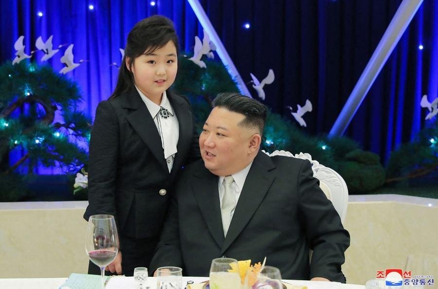 Kim Ju Ae ainda &eacute; uma adolescente, mas supervisiona exerc&iacute;cios militares