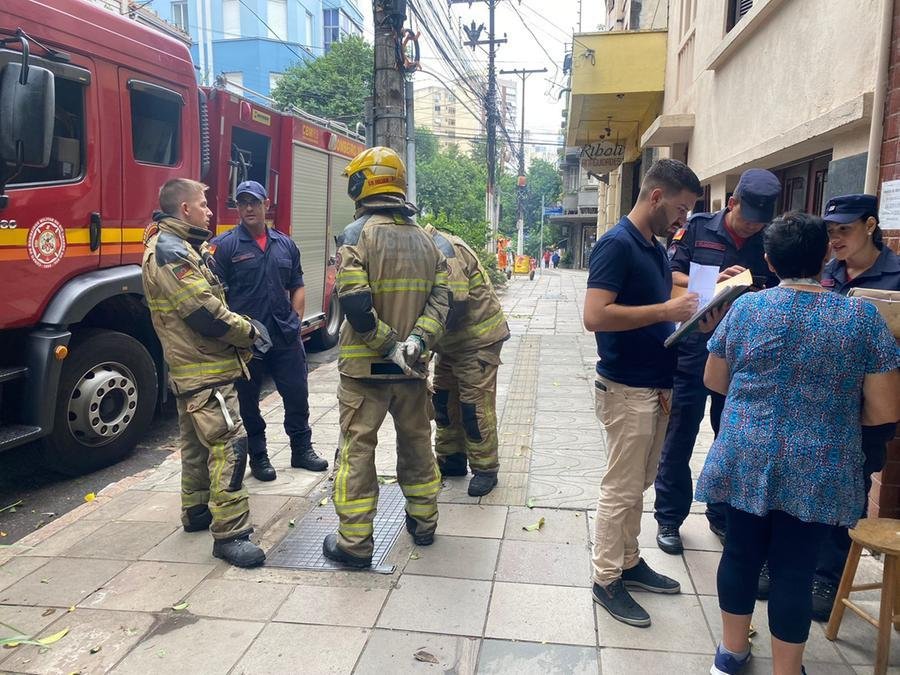 Vazamento de g&aacute;s assustou moradores de um pr&eacute;dio na rua Fernando Machado, no Centro de Porto Alegre