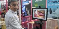 Equipamento permite aos visitantes simularem um médico realizando uma cirurgia por vídeo
