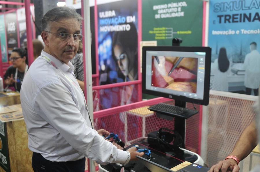 Equipamento permite aos visitantes simularem um m&eacute;dico realizando uma cirurgia por v&iacute;deo