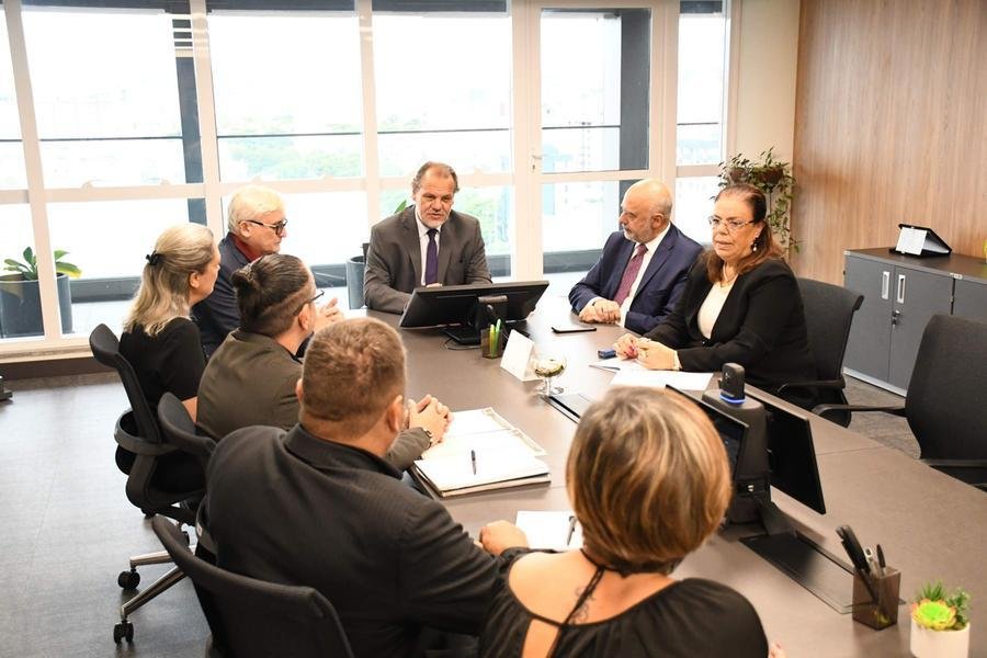 O Presidente do TJ, Desembargador Alberto Delgado Neto, se reuniu com representantes do SINDJUS e outras entidade de servidores